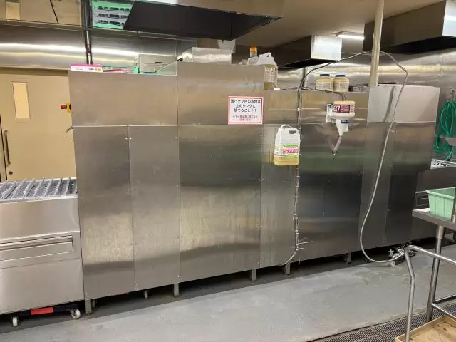 食洗器にて洗い上げた後、食器を拭き、所定場所に格納する事がメインとなります。