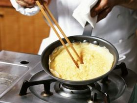 お客様の好みに合わせ、卵混ぜ混ぜ♪