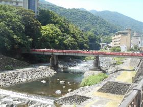 川沿いは憩いのスペースになるのも箱根湯本ならでは♪関東屈指の温泉地の雰囲気を楽しめます。
