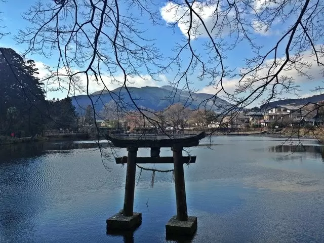 澄んだ空気のなかにたたずむ鳥居。