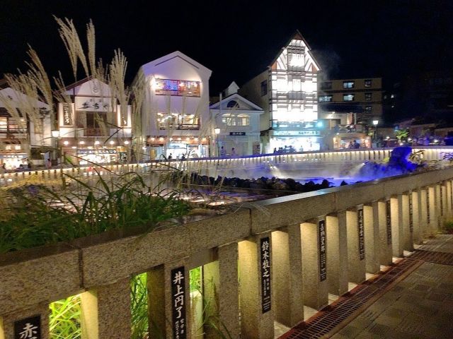 観光名所の湯畑は夜も魅力的です♪