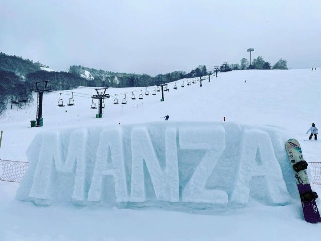 標高1,800メートルの万座エリアのお仕事です！
雪質も抜群です！！