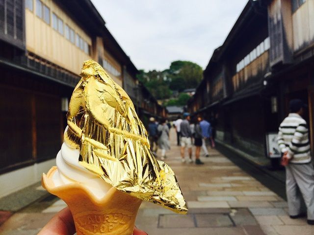 金箔ソフトは見た目も豪華、味もピカイチ!!
見て楽しめ、食べて楽しめ人気のスイーツです