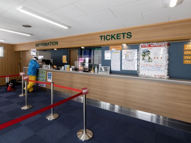 木目調の落ち着いた雰囲気のチケットカウンター^^
チケットカウンターだけでなく、、