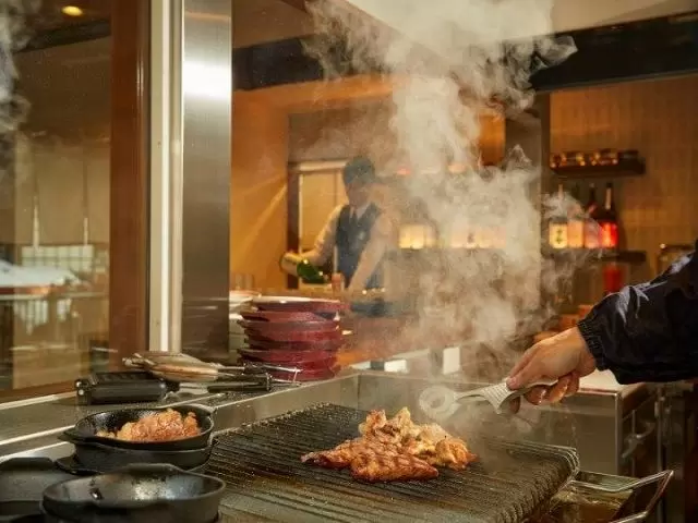 鉄板焼きや炭火焼きのお料理を提供する飲食店でのお仕事です！