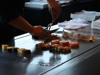 ビーチもすぐ近く！鉄板焼きレストランの調理業務です♪寮も１R個室でプライベートも充実！