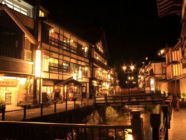 夜の銀山温泉はより一層綺麗な景色になります☆