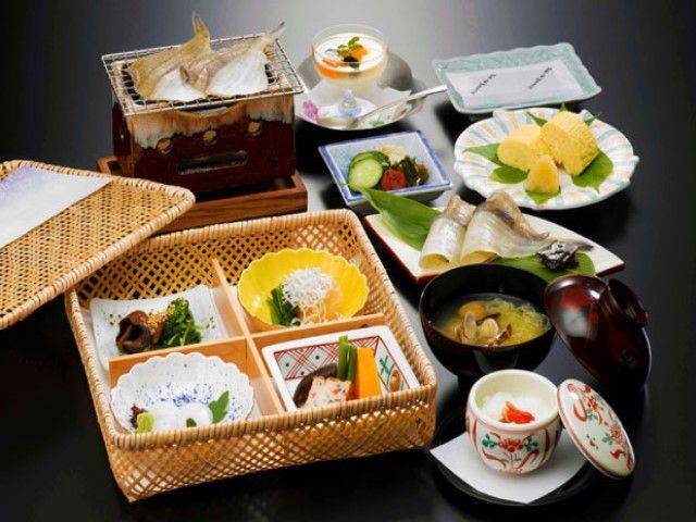 朝は和食のご膳料理です