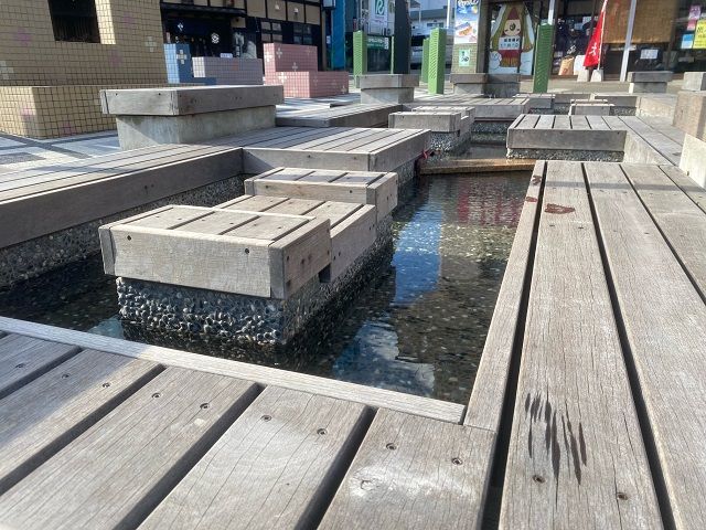駅前には足湯もあります～!!
お休みの日にのんびりするのもありですね!!