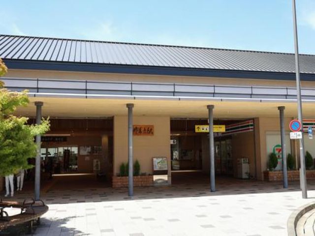 駅まで出ると必需品揃います！