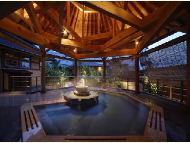 お仕事終わりは温泉でゆっくり疲れをとれますよ♪