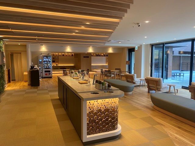 広々とした空間でお客様はゆっくりされております。