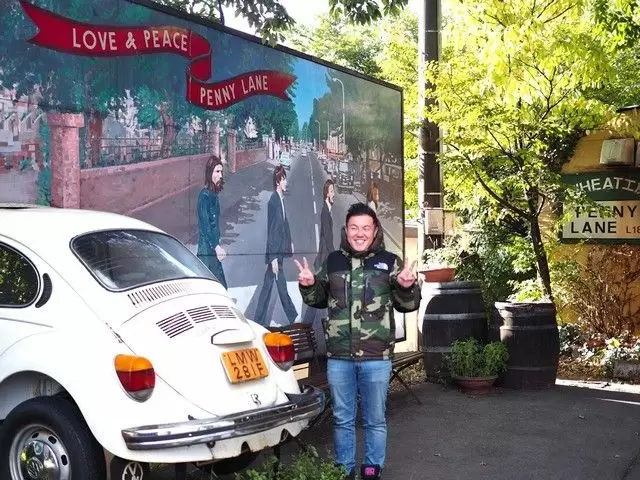 ビートルズコレクションが店内外にたくさん♪