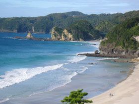 ホテルの目の前の海は1年中サーフィンできます♪