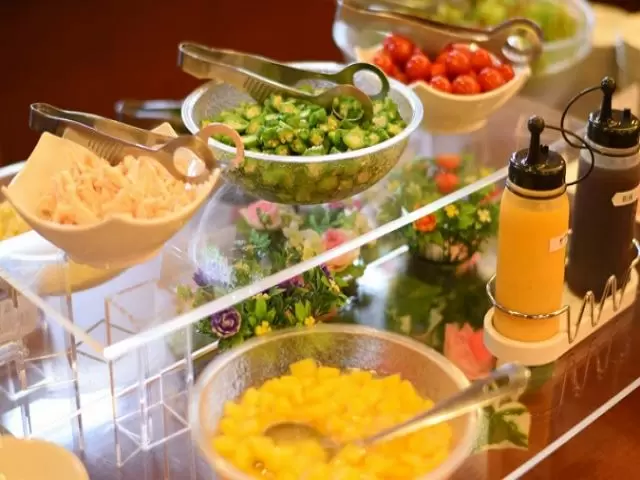 食事は朝のバイキングの残りが食べられます☆自分で好きなものが選べるのは嬉しいですね!!