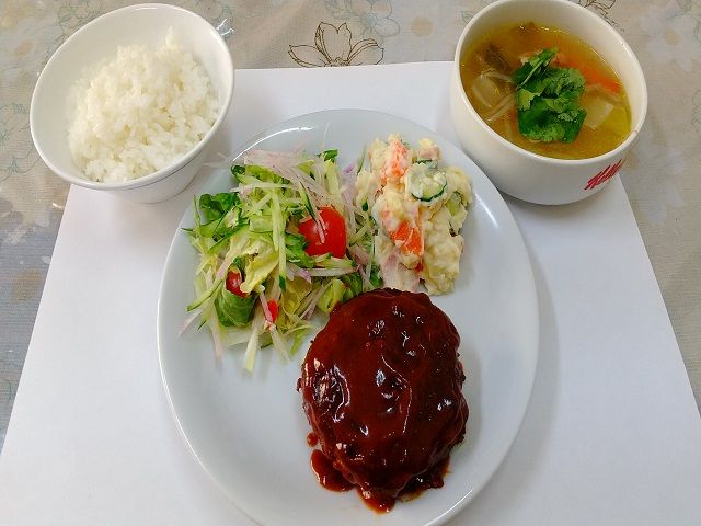 人気のまかない！