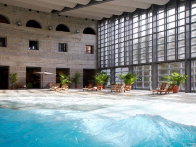 大型プールも有、リゾート感満載です♪