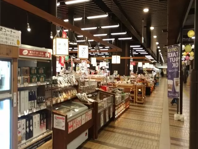 駅ナカ・駅周りはコンビニやスーパーなど買い物スポット多数！！