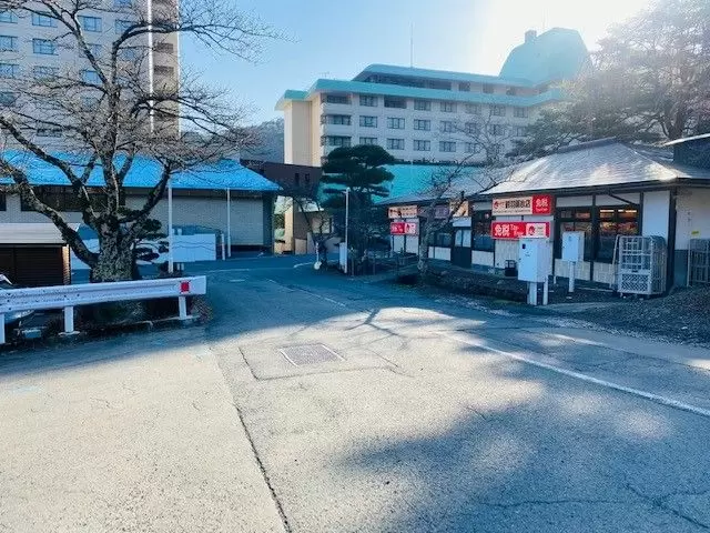 敷地内にドラッグストアが入っているので、ちょっとしたお買い物にも便利♪