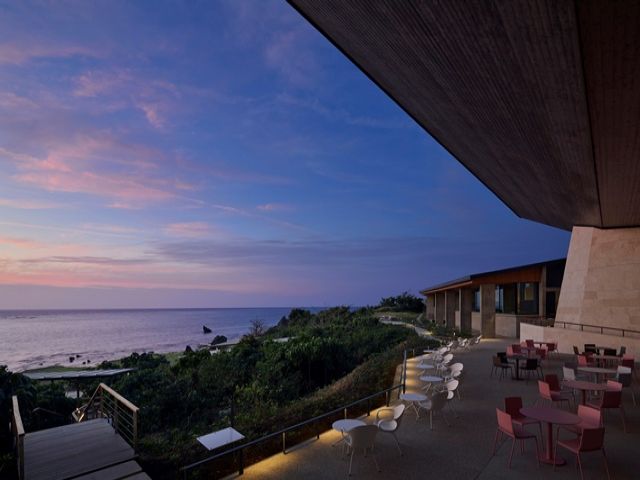 目の前の海にに落ちるドラマチックな夕日