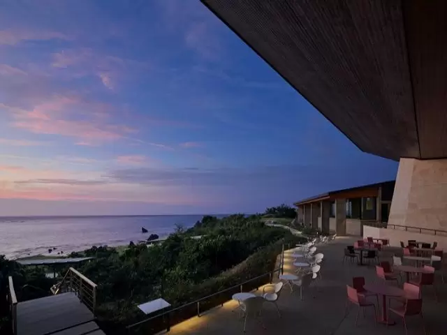 目の前の海にに落ちるドラマチックな夕日