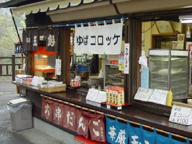 観光地の昔ながらのお土産物屋さんです。なんだかホッとします♪