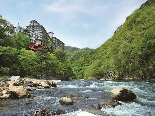 ロビーから眺める渓流は四季折々違う景色を見せてくれます♪