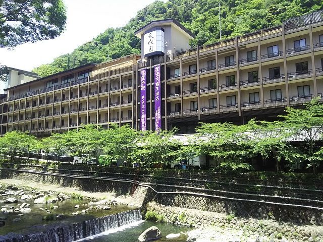 箱根の清流のほとりに建つホテルです。