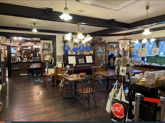 ビートルズコレクションが店内外にたくさん♪