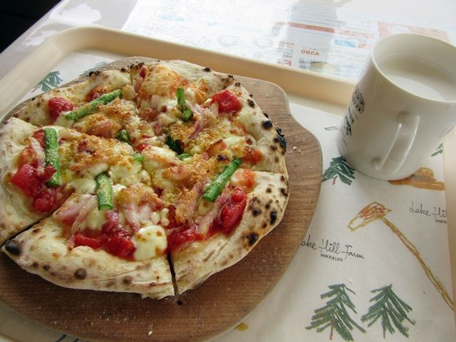 近くにはかわいいカフェやおいしいジェラート屋さんもあります！