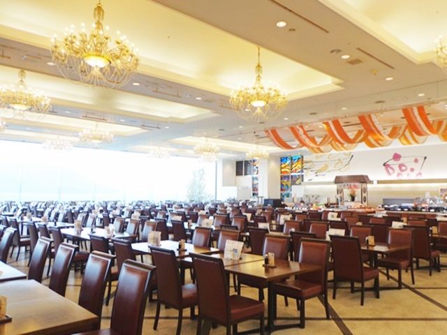 大きなレストラン会場です！忙しいけど、スタッフ同士のチームワークで頑張れます！