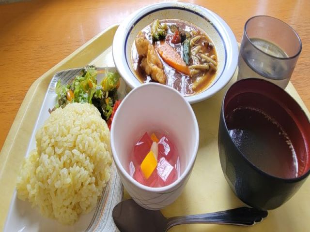従業員食堂の賄い・・・毎日4種類から選べるようです♪