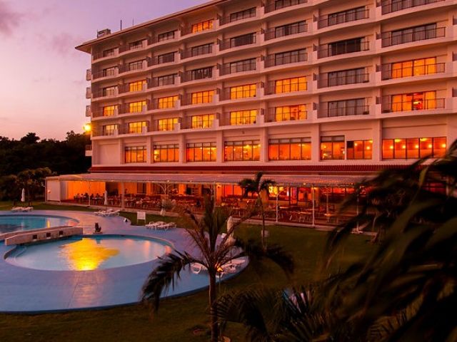 ホテルの目の前には美しいビーチがあります♪ ロマンチックな夕日を眺めることもできますよ♪