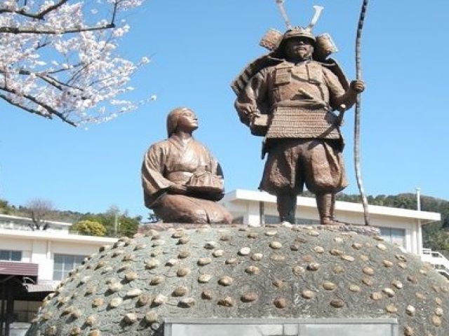 湯河原駅周辺はコンビニやファミレス・居酒屋などもあり便利です！