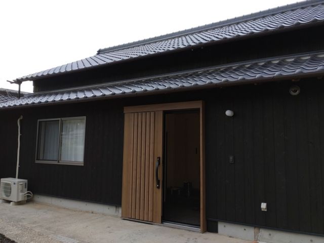 古民家を改装した寮の外観になります。