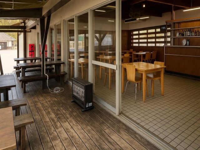 落ち着いた雰囲気の食堂ですが、夏は満席になります☆