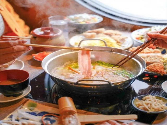 アグー豚や沖縄の新鮮な島野菜を使った料理が人気の居酒屋です！”