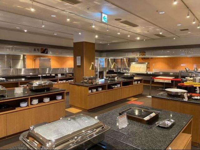 レストラン会場は2階建てで広いですが、バイキング形式なので料飲経験ない方でもＯＫです!!