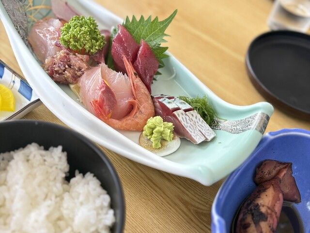 近くの飲食店では、伊豆稲取でとれた新鮮なおさかなも頂けます。