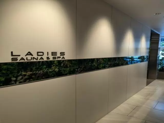 女性専用施設のレストランのホールスタッフをお願いします(^O^)