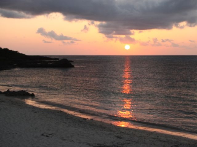海に落ちていく夕日は別格の美しさ♪贅沢に癒されますよ♪