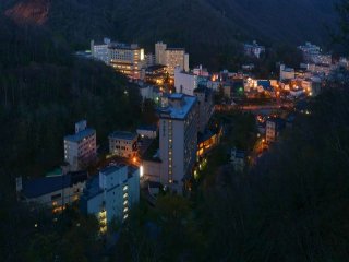 【夜勤シフトで稼げます!!!】生活環境GOODで安定稼働！人気の温泉地★