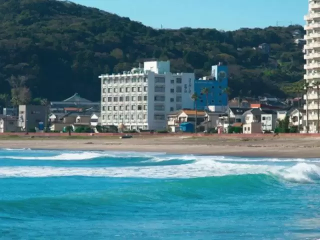 海目の前にそびえ立つホテルです。