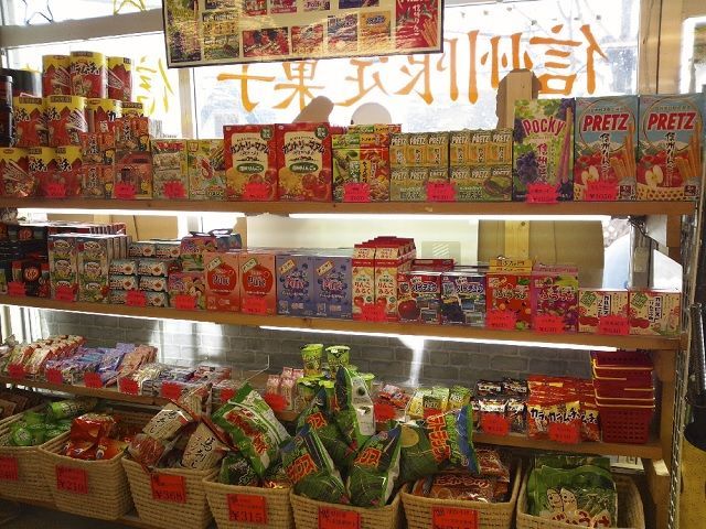徒歩圏内に売店やコンビニ、飲食店ありますよ♪買い物もしやすい環境です☆