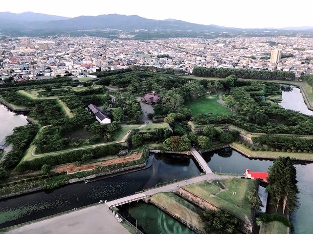 観光名所「五稜郭」の目の前！！