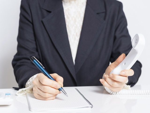 事務所内でのデスクワークです。