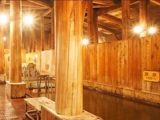 日本の秘湯・玉川温泉の大浴場清掃のお仕事です。免疫力の向上に効果のある名湯です