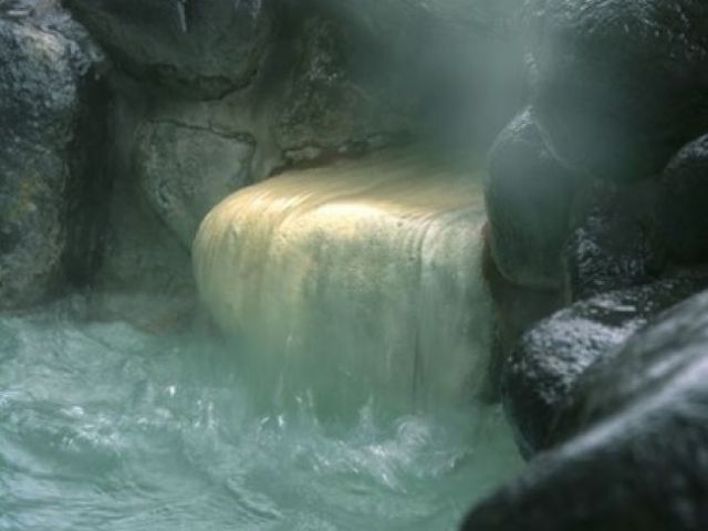 乳白色の温泉は美人の湯と言われています。仕事終わりにゆっくり疲れを癒してくださいね♪