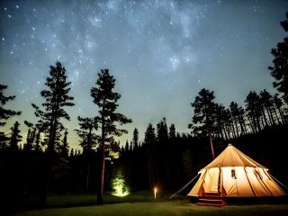 【完全個室寮×通しシフト！】大人気グランピング施設で大自然に囲まれながらお仕事！