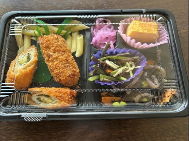 食事は、お弁当（おかず+白米）です！